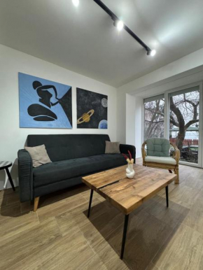 Warm Bright Stay with FAST Wi-Fi Free Parking